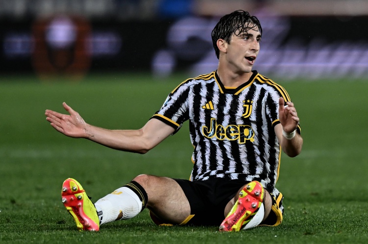 开云下载网址-尤文热身赛米雷蒂右腿屈肌受伤提前退场 转会前景或受影响