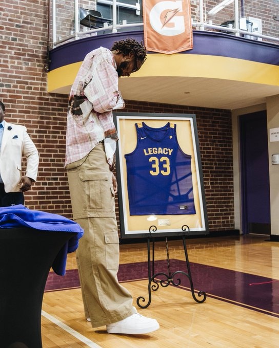 开云-队史第四位得分破千的球员！ 克拉克斯顿高中33号球衣退役