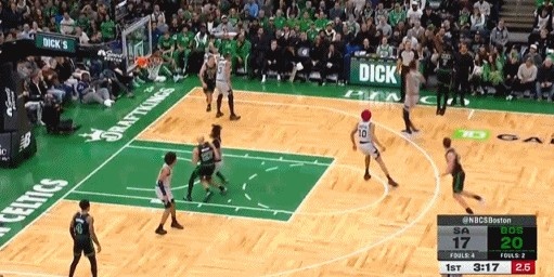 开云在线直播-瞄准镜还是高点好用！杰伦·布朗撤步迎着文班亚马超远三分再中