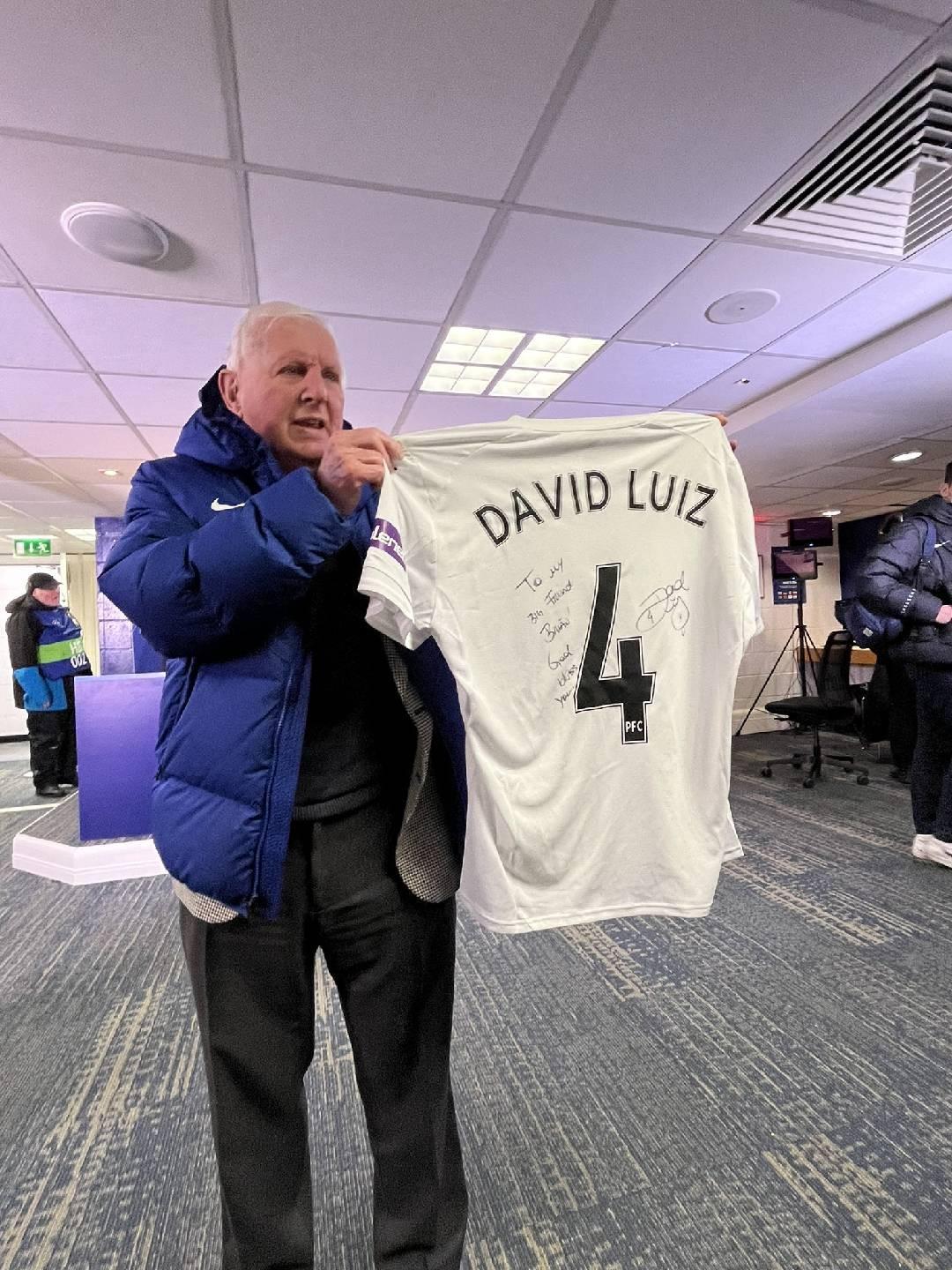 开云官网-大卫-路易斯送签名球衣给退休员工，后者为切尔西工作了56年
