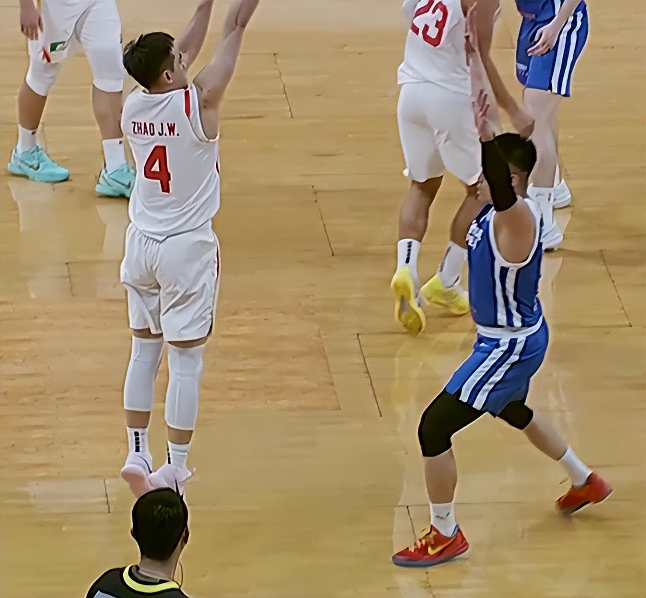 开云-中国男篮11分逆转中国台北！朱俊龙砍19+4，赵继伟超远三分立大功