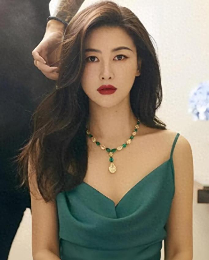 kaiyun-全网唱衰的下嫁！嫁普通人5年，前任是法拉利总裁，终究还是输了